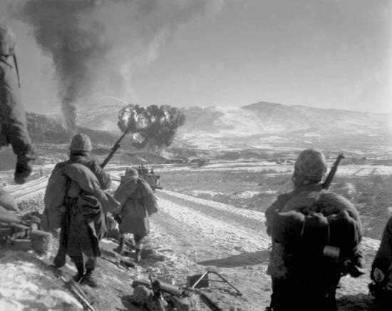 Obr. 2: Američané u hranic KLDR a Číny při ofenzívě v prosinci roku 1950. Zdroj: fotobanka Profimedia.cz