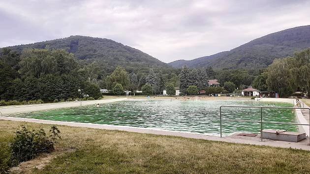 Koupaliště v Oseku funguje, voda je čistá. Nedaleký Litvínov má bazény prázdné
