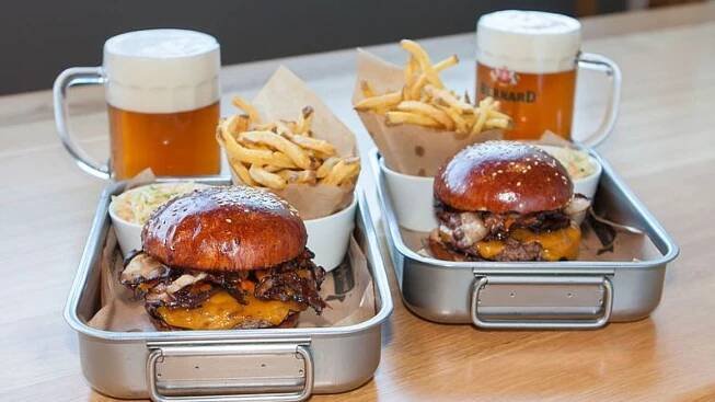 Tohle je korýtko štěstí. Sem na skvělý hamburger s hranolky