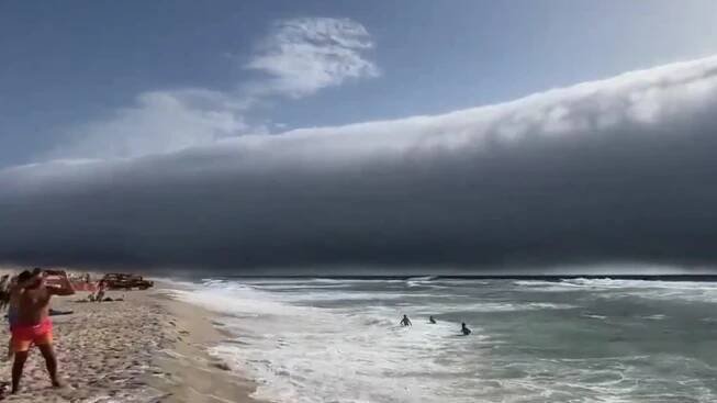 VIDEO: Zábery, pri ktorých sa zatajuje dych. Na pláž v Portugalsku sa valila tsunami z mračien