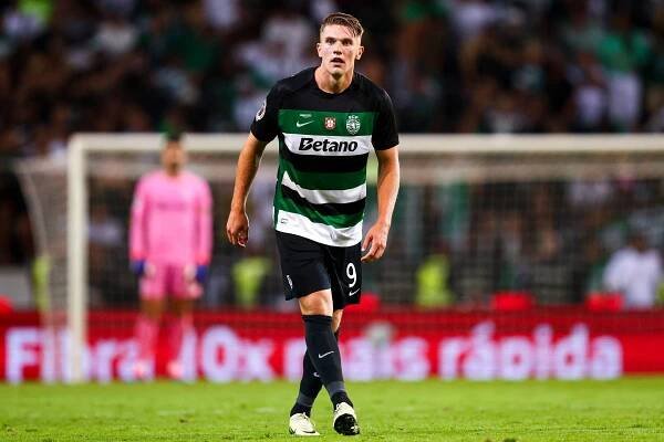 Viktor Gyokeres of Sporting CP on a soccer field.