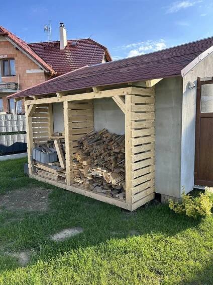 Stavbu zahradního domku nastudoval kutil na internetu. Do měsíce měl hotovo