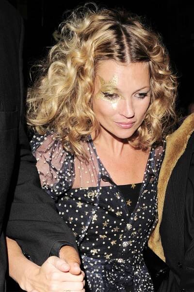Galerie: Inspirujte se na rande přes Facetime od královny večírků Kate Moss | Elle.cz