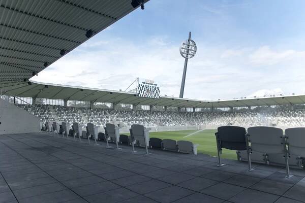 Nový stadion, původní lízátka. Fotky čerstvé chlouby Hradce Králové