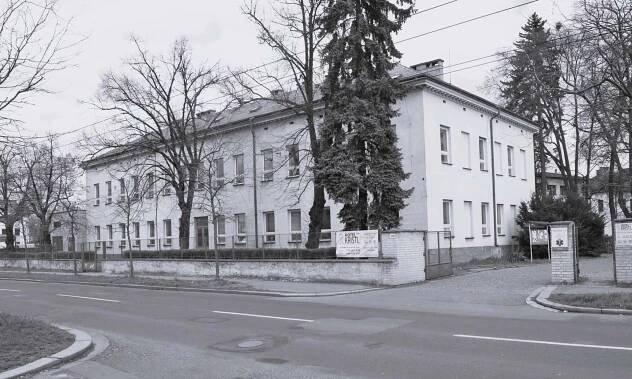 Z bývalého vojenského lazaretu v Pardubicích se stala poliklinika MeDiLa se zlatou střechou – DesignMag.cz