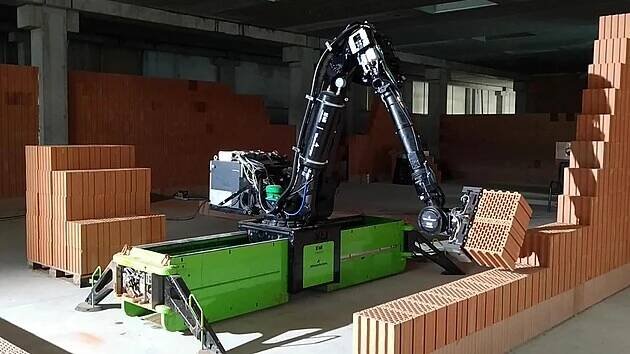 Český zdicí robot poprvé staví průmyslovou halu, vydá za deset dělníků - iDNES.cz