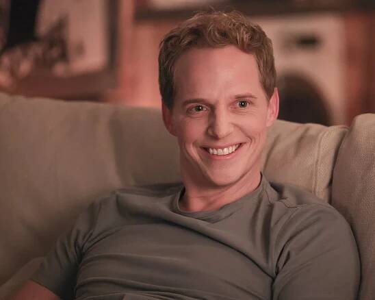 A Million Little Things - Writings on the Wall - Z filmu - Chris Geere