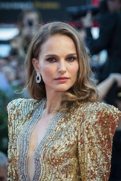 Takhle "černá labuť" Natalie Portman zářila na premiéře. Promluvila i o teroristických útocích