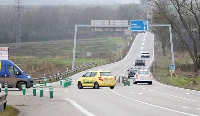 Na nebezpečné křižovatce se umíralo, auta zpomalí kruhový objezd