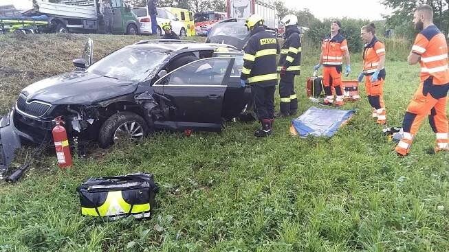 U obce Střela hasiči odstraňují následky střetu 2 osobních aut a...