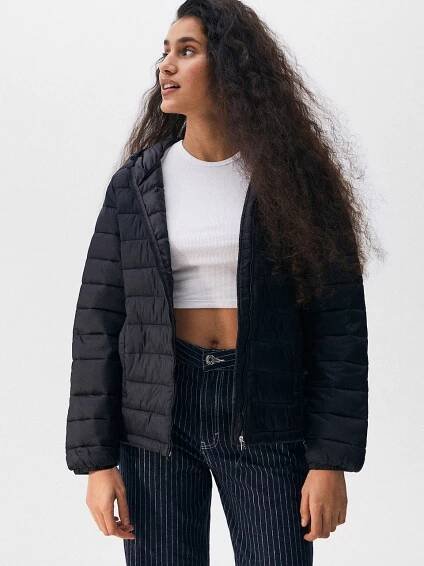 Pull&Bear Přechodná bunda – černá: přední strana