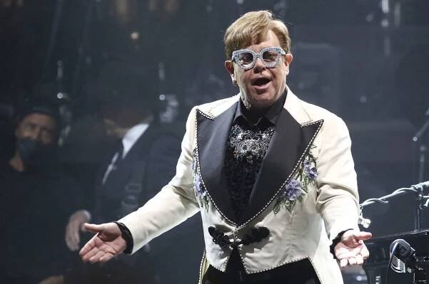 VIDEO: Hostí v reštaurácii v Cannes prekvapil Elton John, zaspieval im ...