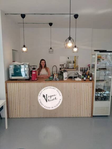 Vegánstvo je stále nadávkou, hovoria majitelia Vegan Kiosk. Na Kamennom námestí ich už nenájdeš