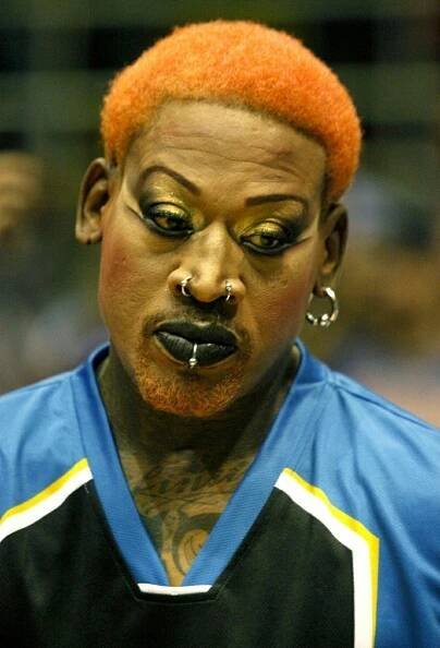 Klaun nebo transvestita? Bláznivý Dennis Rodman děsil svým vzhledem děti na basketbalové exhibici