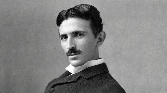 Nikola Tesla: Excentrický génius, který se nebál pustit elektřinu do svého těla