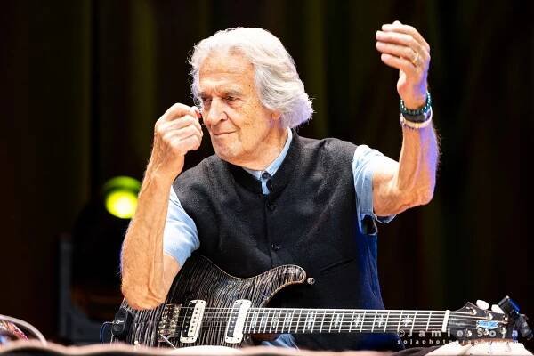 Gallery - Official Webpage of Shakti - John McLaughlin, Zakir Hussain, Shankar Mahadevan, V. Selvaganesh, Ganesh Rajagopalan