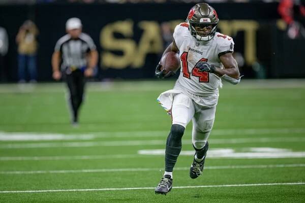 Chris Godwin runs the ball.