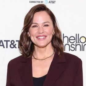 ‘Embarrassed’ Jennifer Garner Shows Off the Contents of Her Purse