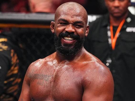 Jon Jones opouštějící scénu nehodového poplatku