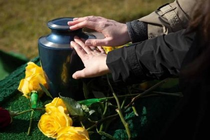 Pohřeb do země, rozptyl nebo vsyp. Jak chcete být pohřbeni?