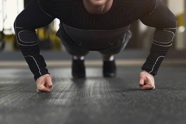 Jaké cviky dělat ráno: fitness trenér jmenoval 5 nejlepších cviků