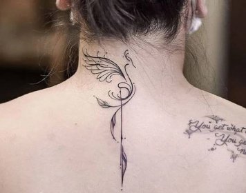 Tatuaje de ave fénix en la espalda.