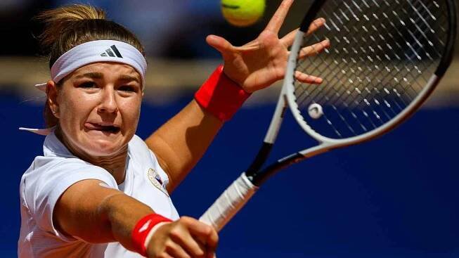 Letní olympijské hry v Paříži, 4. srpna 2024, Paříž, Francie. Tenis, čtyřhra ženy, o 3. místo. Zprava Karolína Muchová (bílá čelenka) a Linda Nosková  z Česka proti Španělkám Cristině Bucsaové a Saře Sorribesové Tormové.