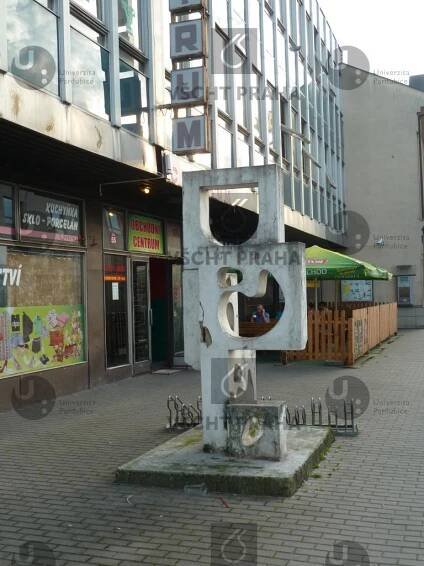 Abstraktní plastika před nákupním centrem | Sochy a města