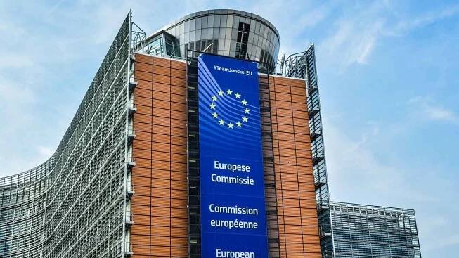 Nejen Brusel. Snímek zachycuje sídlo Evropské komise v Bruselu. Pro evropské instituce ale můžete pracovat i v Česku nebo jinde v zemích Evropské unie. Často dokonce i jinde ve světě.
