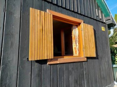 Poptávám: výměnu dřevěných okenic na chatě, okenice na 3 okna | ePoptávka.cz