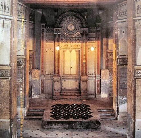 Interiér synagogy s aron ha-kodeš, kolem 2000