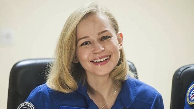 Ruská herečka Julija Peresildová na tiskové konferenci v ruském kosmodromu Bajkonur v Kazachstánu (4. října 2021)