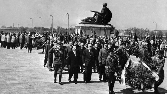 Před 70 lety vznikla Varšavská smlouva. Protipól NATO, který zasáhl do vlastních řad