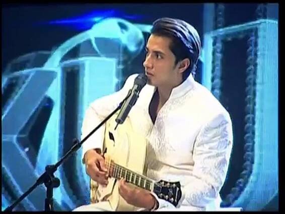 Mujhe Tum Nazar Sai - Ali Zafar, tribute to Mehdi Hassan at LSA 2012 - video Dailymotion