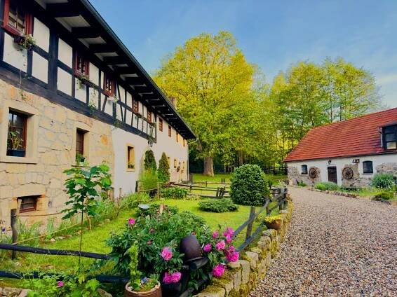 02-The-Oak-Lodge---Outside-Areas-on-Main-Ground-grded