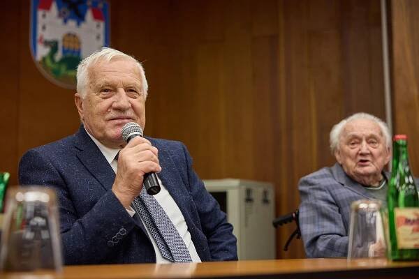 Trutnovský Klub seniorů končí. Na poslední zasedání dorazil i exprezident Klaus
