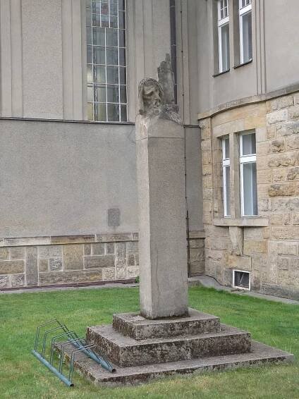 Soubor:Hradec Králové, pomník mistra Jana Husa u kostela Českobratrské církve evangelické.jpg – Wikipedie