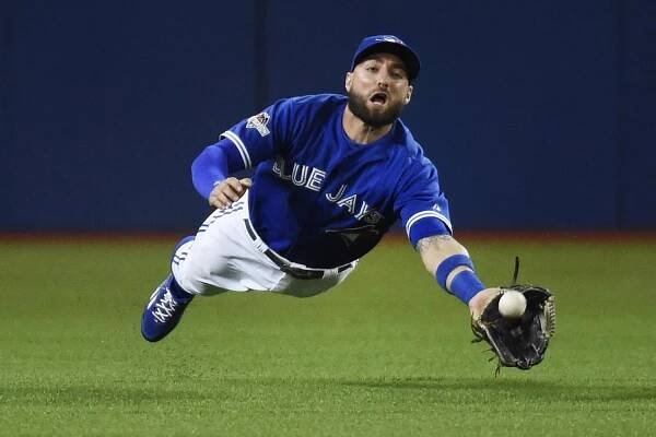  Toronto Blue Jays centre fielder Kevin Pillar catches a fly ball from Texas Ranger Josh Hamilton in the fourth inning of game five of the American League Division Series Oct 14, 2015 in Toronto. (John Lehmann/The Globe and Mail) 