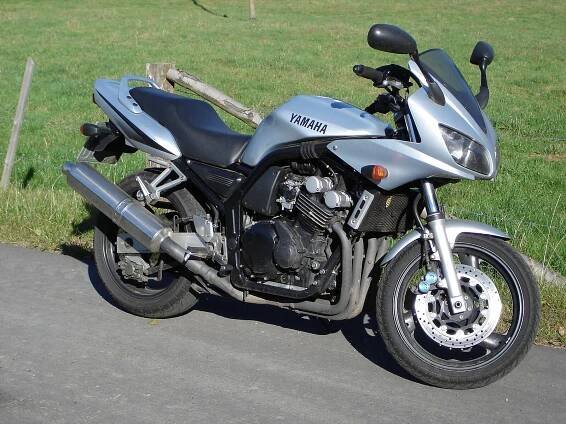 File:Yamaha FZS600 Fazer (RJ02).jpeg