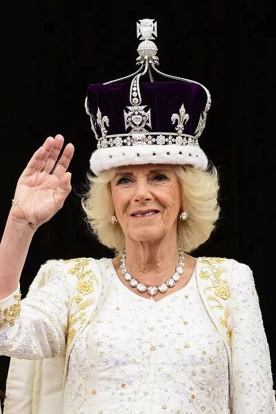 Roky přehlížená a nenáviděná královna. Proč během korunovace vypadala Camilla jako roztěkaný kuřák bez cigarety?