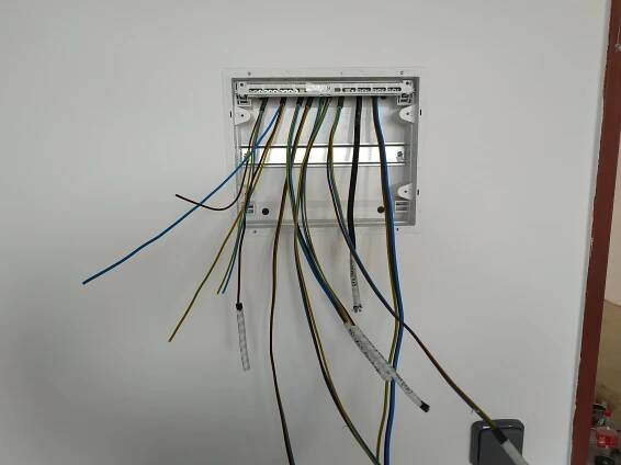 Sobotní práce, aneb komu se nelení, tomu se elektrika. » 1001 technology systems s.r.o.