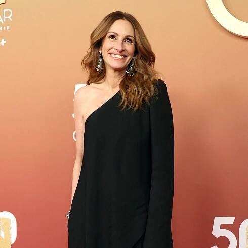 Julia Roberts Poses in Rare Photo with Her and Daniel Moder s 3 Kids