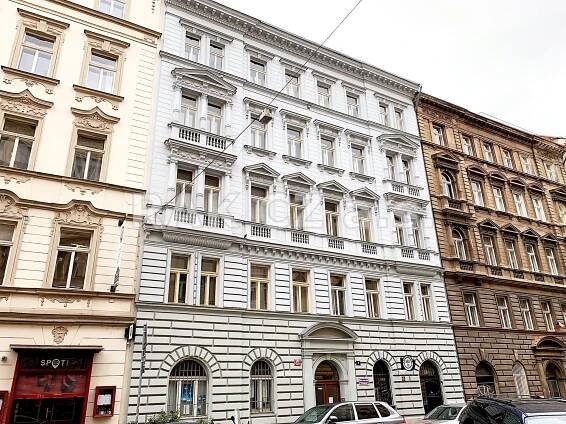 Rekonstruovaný byt 2+kk, 49 m2, Praha 5 - Malá Strana, Plaská ulice - RAK CZ a.s.