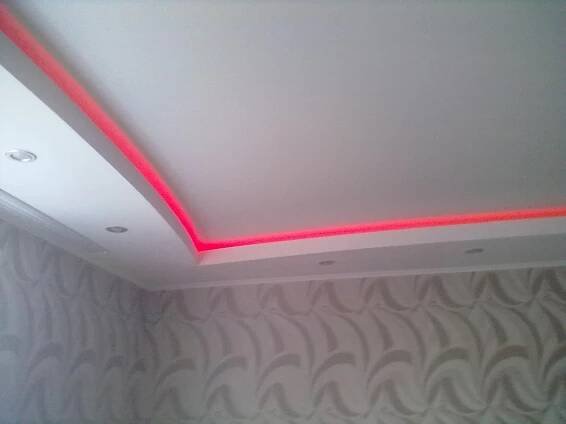 LED pásek pod strešným stropem (45 fotografií): montáž podsvícení diody, způsob provedení a instalace pásky na strop