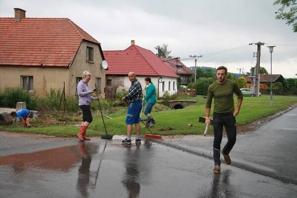 Chlumany vzala voda ze dvou stran