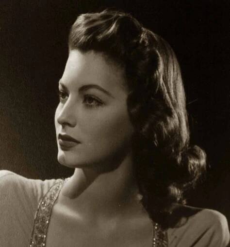 1940s Beauty - Glamour Daze