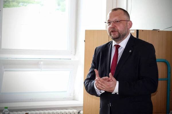 Poslanec Jan Bartošek o migraci | Gymnázium Pardubice, www.gypce.cz