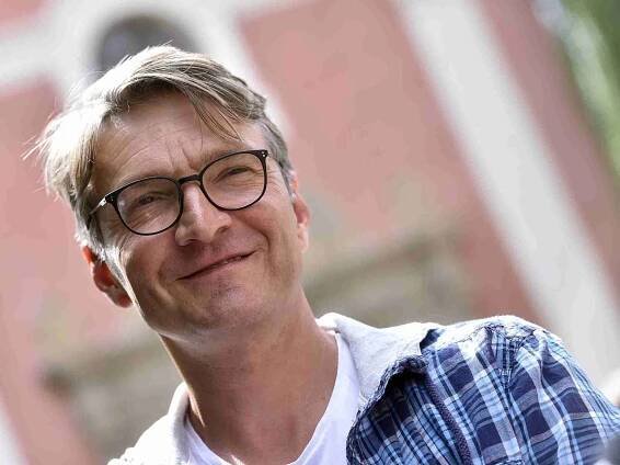 Režisér Jan Svěrák (na snímku) začal 16. srpna ve Slavonicích na Jindřichohradecku natáčet podle předlohy svého otce Zdeňka Svěráka film Po strništi bos. Dějově volně předchází jejich první společné práci, Obecné škole z roku 1991.