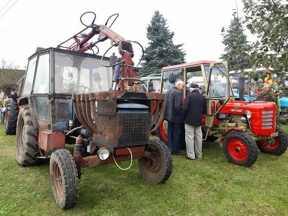 VIDEO: Jede traktor, je to Zetor. V Třeštici na návsi vrčeli plechoví miláčci