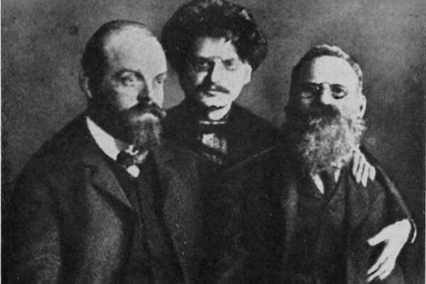 Izrael Gelfand  (alias Alexandr Parvus),  Lev Trockij a Lev Dejč ve vězení v Petrohradu  (1906) | foto: Wikimedia Commons,  CC0 1.0